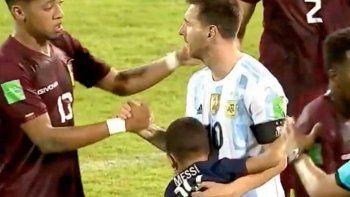 Lio Messi es abrazado por un niño venezolano con la camiseta del PSG en el final del partido.&nbsp;