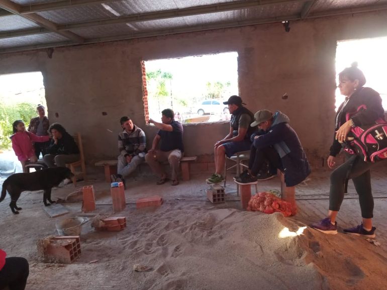 Pobladores de la toma de las vías de Ferri han mantenido reuniones para impulsar la construcción de una plaza en el predio que habitaba una pareja que no quieren que vuelva.