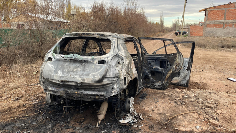 El veh&iacute;culo Toyota qued&oacute; completamente calcinado y destruido.