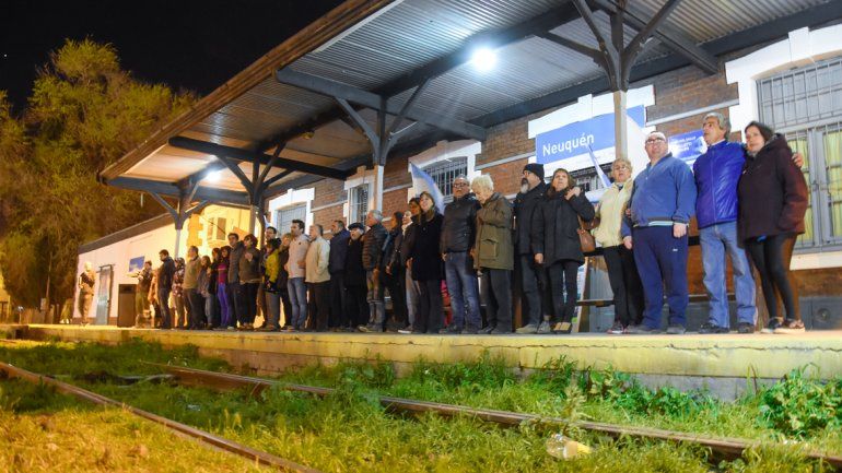 Ayer se realizó un abrazo simbólico a la estación ferroviaria de Neuquén.