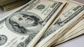 Las restricciones para comprar dólares se incrementan ante la crisis.