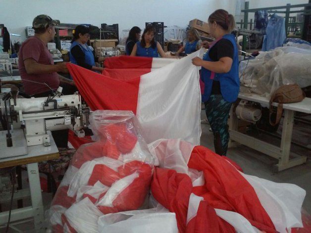El gallinero cipoleño tiene la bandera más grande de la Patagonia