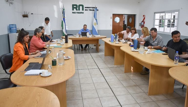 El gobierno rionegrino mejor&oacute; la oferta salarial, pero mantiene la propuesta de sumas fijas.