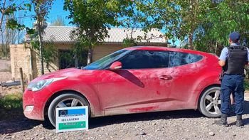 El auto deportivo secuestrado en Las Perlas, en el que habrían trasladado a la fuerza un vecino para que levantara la denuncia. Hay un detenido por secuestro y coacción.&nbsp;