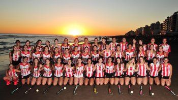 El hóckey, la playa y un atardecer típico de Monte. Tres componentes que resumen las pasiones del balneario.