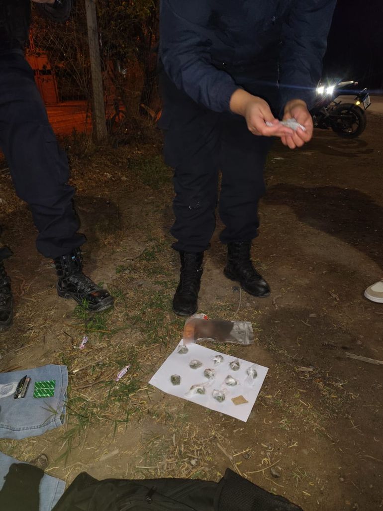 Toxicomanía confirmó la presencia de estupefacientes: 10 envoltorios de cocaína y 11 de marihuana.