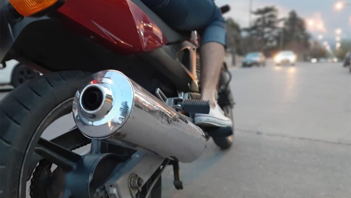 Un joven de Darwin deberá cambiar el caño de escape de su moto, porque con sus aceleradas causaba ruidos molestos.