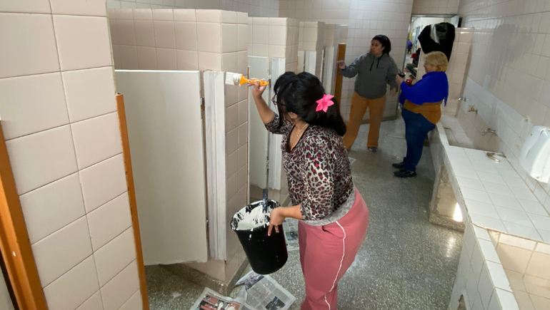 La solidaridad y ganas de recuperar los espacios, voluntarios avanzaron este sábado en el pintado de los baños.