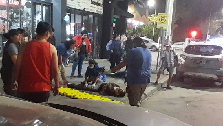 Corrían picadas en el centro de Cipolletti y chocaron con un auto estacionado. Foto: Antonio Spagnuolo.