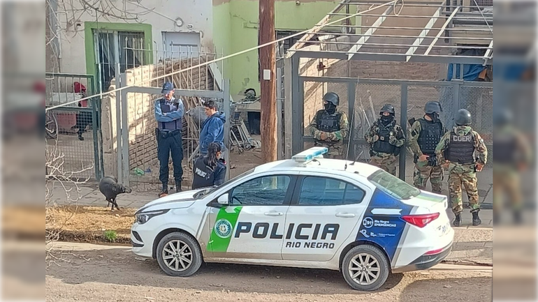 Fuerte presencia policial en el barrio 1200 viviendas de Cipolletti.