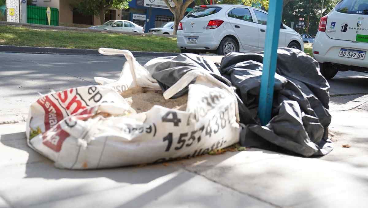 Los bolsones con materiales son moneda corriente en las veredas de Cipolletti.