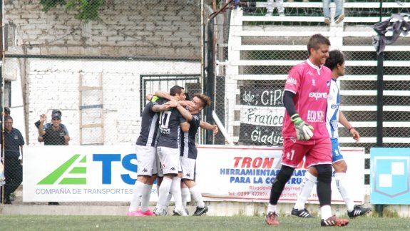 Cipo festeja el gol que le permitió cortar la larga racha de derrotas. Los salteños sufren el gol de Ávila, que les impidió meterse entre los cuatro primeros.