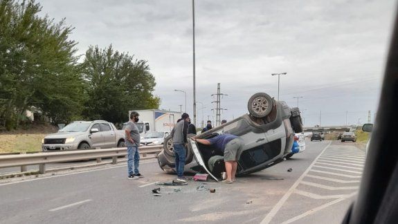 Un auto volcó sobre la Ruta 7 y provocó demoras en el tránsito