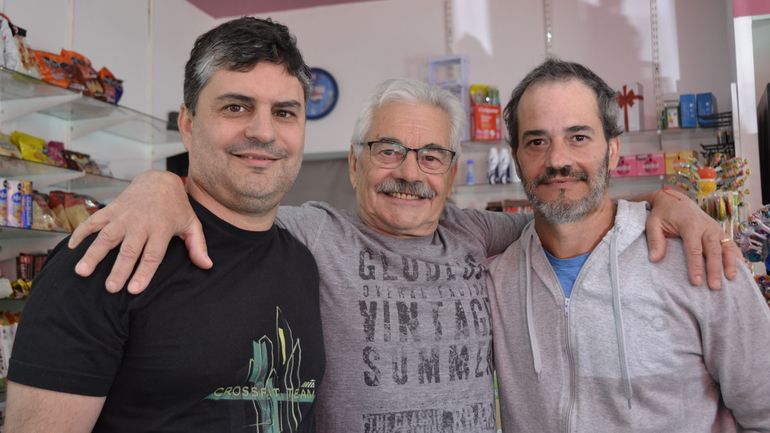 Ricardo junto a sus hijos Walter y Gastón. 