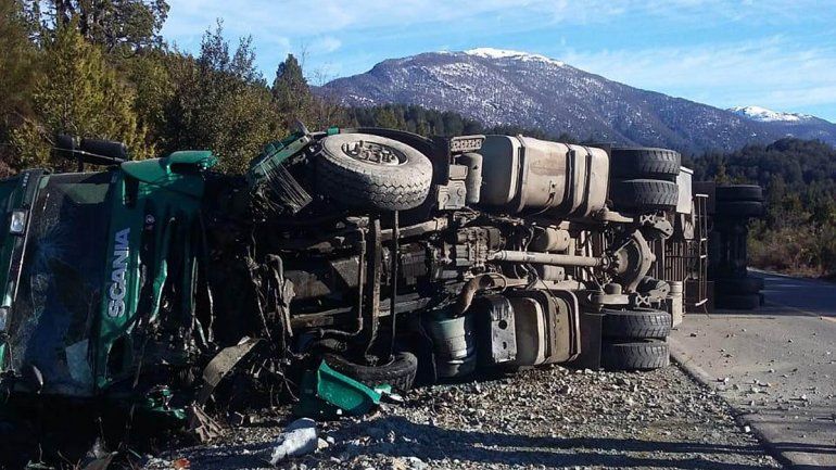Volcó un camión cerca de Bariloche y el conductor se salvó de milagro