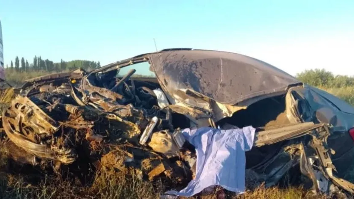 El fuerte choque registrado en la Ruta 22, en el Valle Medio rionegrino, provocó la muerte de una mujer de Comodoro Rivadavia.&nbsp;