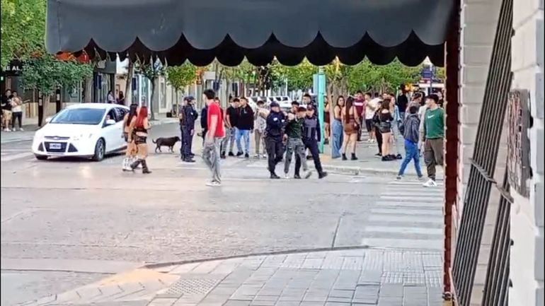 Uno de los jóvenes fue detenido en la esquina de Roca y España. Otra vez la violencia en la madrugada cipoleña.&nbsp;