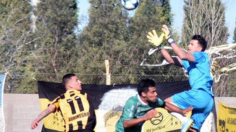 Mellado cubre la salida de Caprio. Los ex Cipo ahora juegan en Ferro.&nbsp;