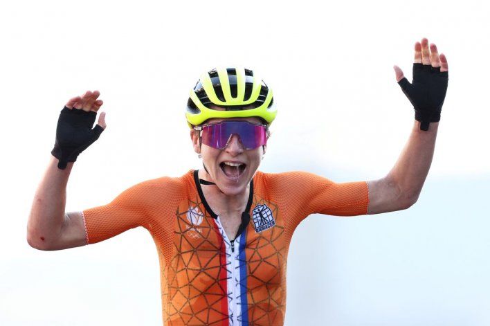El blooper de los Juegos: ciclista festejó el oro por error