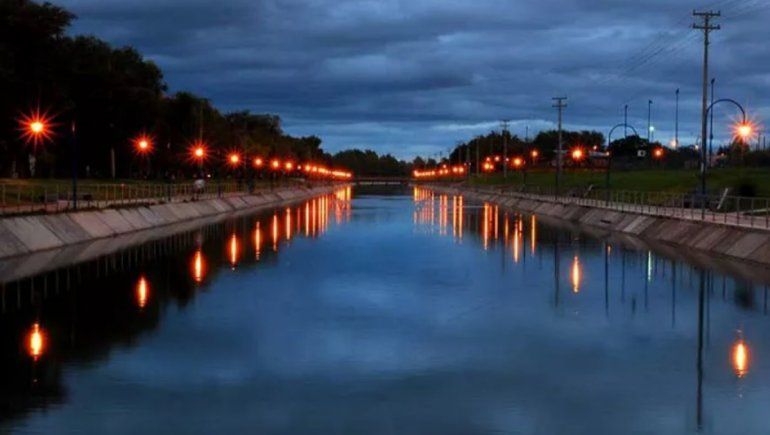 Se tir&oacute; al canal para buscar una pelota y lo arrastr&oacute; la corriente