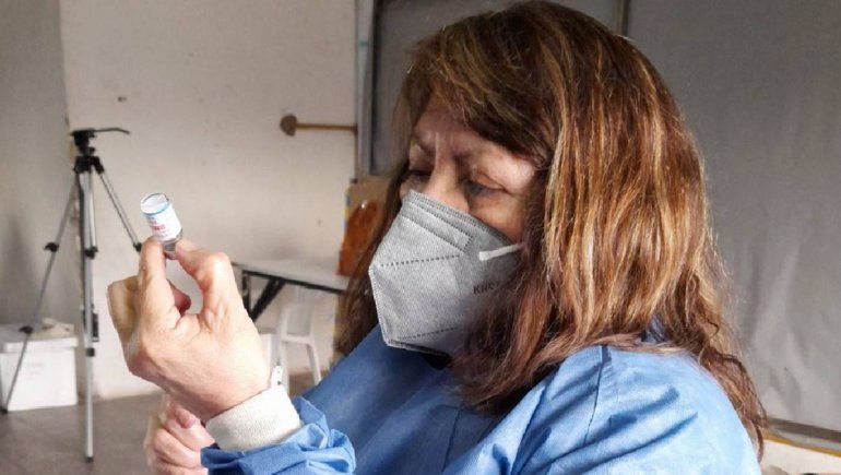 Enfermera se jubiló, pero volvió como voluntaria para ayudar en la vacunación 