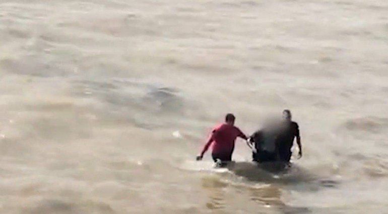 Video: dramático rescate de un hombre en el Río de la Plata