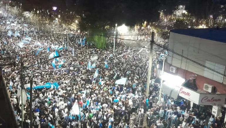 Cientos de cipoleños se reunieron una vez más en la plaza San Martín a festejar.