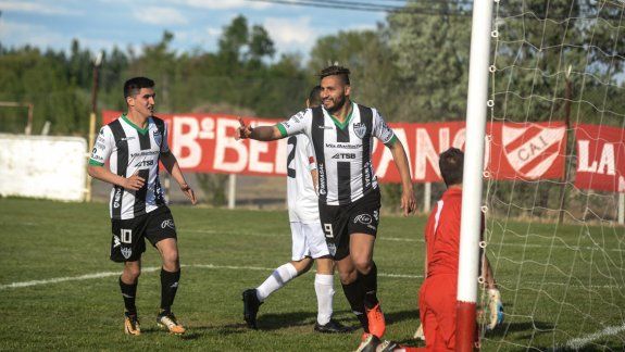Piñero da Silva, el autor de un gol que relanzó a Cipolletti en las posiciones de la zona patagónica del Federal.