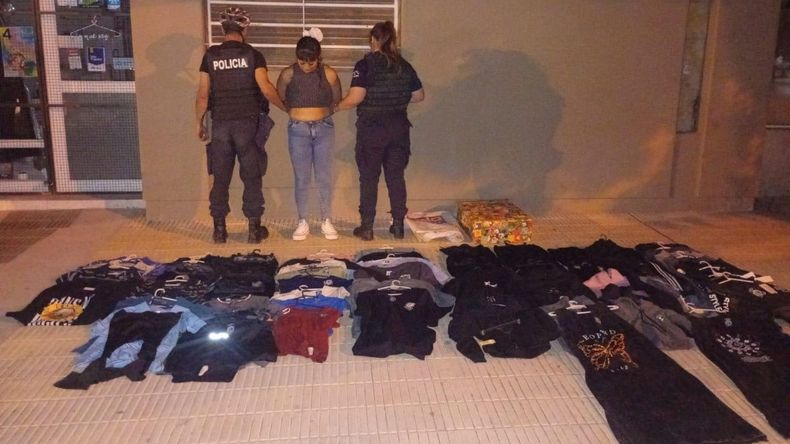 Se llevaban casi una tienda. La mujer fue atrapada con cerca de 70 prendas que había robado en tiendas de Allen. Un cómplice escapó. Andaban con una niña. | LMCipolletti.com Se llevaban casi una tienda. La mujer fue atrapada con cerca de 70 prendas que había robado en tiendas de Allen. Un cómplice escapó. Andaban con una niña.