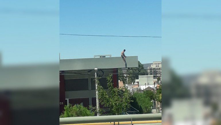 Alarma en Neuquén: un hombre amenaza con saltar de un techo