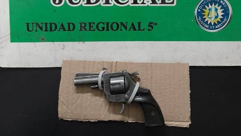 El arma que llevó un alumno al CET 9. Se le cayó de la mochila. 