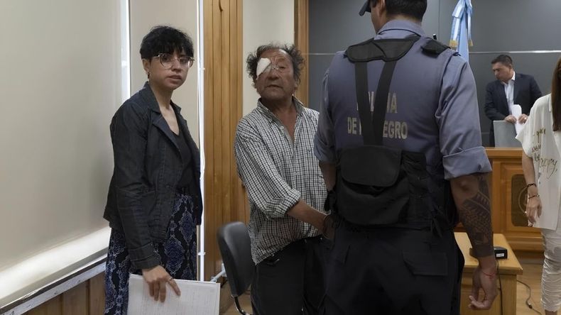 El acusado ingresó a la sala de audiencias con el ojo vendado, producto del enfrentamiento que tuvo con uno de los testigos.&nbsp;