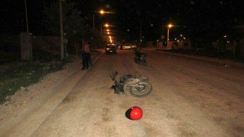 dos adolescentes en moto chocaron de frente y sufrieron heridas graves en el dvn