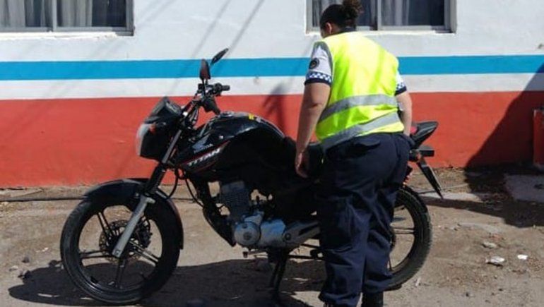 Ruta 22: motociclista intentó zafar de un control y embistió a un policía