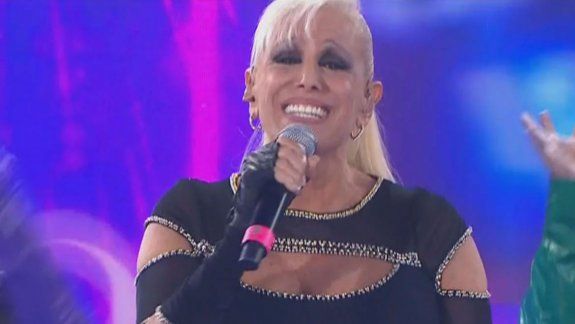 Mirá el tremendo codazo que recibió Valeria Lynch en Showmatch