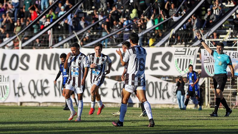 Festeja Ibarra, autor de un doblete. Detrás viene Lucero, quien abrió la cuenta contra Deportivo Rincón. 
