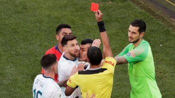 copa america: asi fue la expulsion de messi tras la pelea con medel