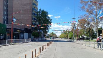 En la amplia calle Fernández Oro el personal municipal ultima los detalles para el gran desfile que arrancará a las 15.