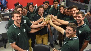 El plantel de la Hormiga pisó la redacción de LM Cipolletti para seguir con el ritual de las grandes conquistas regionales  de los últimos tiempos.