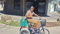 Néstor en su bicicleta de 3 ruedas con la que reparte a domicilio las prepizzas, media lunas y tortas fritas.