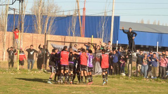 El festejo con los hinchas albinegros.