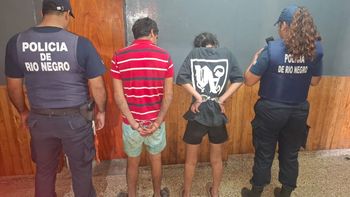 El hombre y la mujer detenidos por el robo de una casa. Los vecinos se movilizaron e impidieron que escaparan.&nbsp; 