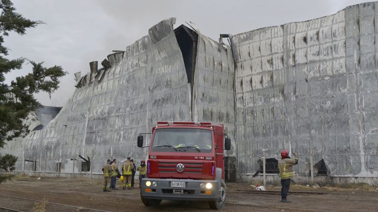 Bomberos continúan custodiando el sector del pavoroso incendio. Este miércoles comenzarán los peritajes que determinen cómo se inició el siniestro. Bomberos continúan custodiando el sector del pavoroso incendio. Este miércoles comenzarán los peritajes que determinen cómo se inició el siniestro.
