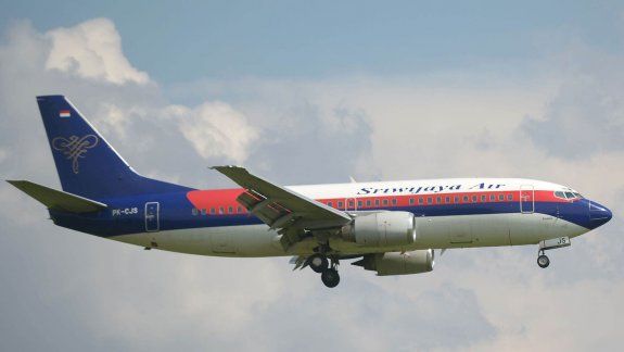 Desapareció un avión con 60 pasajeros