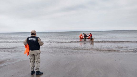Las Grutas: rescataron a pareja de remeros que se los llevaba el mar