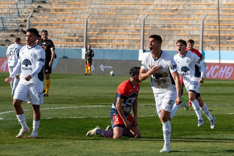 Con los cipoleños Franco Amarfil y Ezequiel Centurión, la Lepra mendocina está a tres partidos de la Libertadores