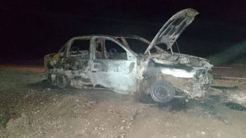 Así quedó el auto que se incendió en la ruta 22 por una falla en el estéreo.