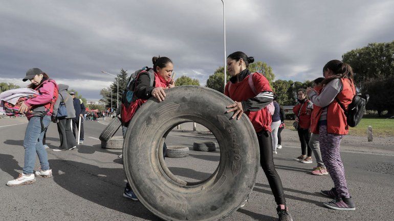 El paso vehicular a Neuquén estuvo cortado durante al menos tres horas. El jueves 19 volverán a protestar.