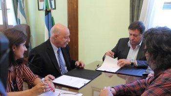 el gobernador  firmo convenio con el cfi por $8.000.000
