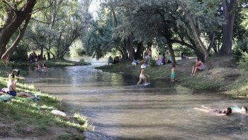 El Paseo Costero es un brazo de 200 metros del río Neuquén. No es apto para la pesca.